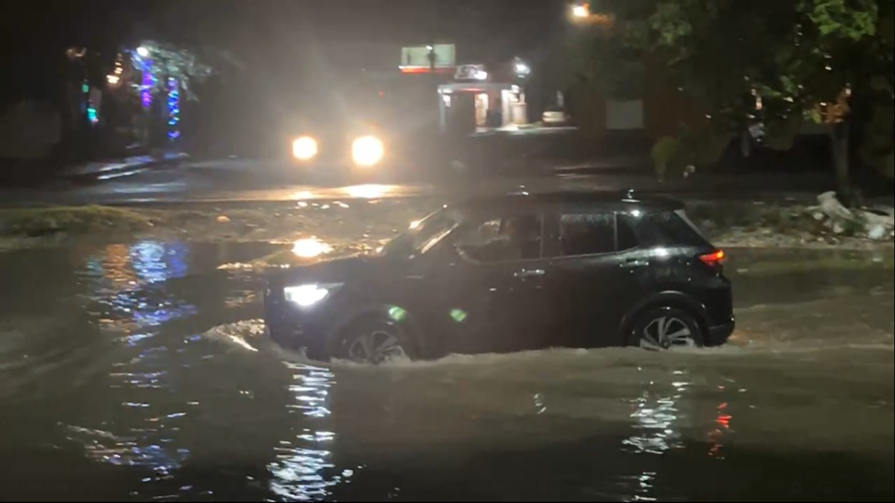 Avenida Bonampak fue cerrada por inundaciones a causa de fuerte lluvia.