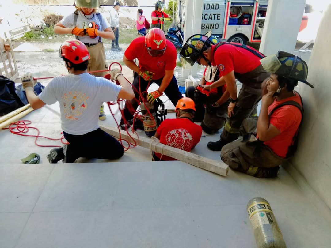 Debido al fuerte olor del thinner, los vecinos al acercarse a la cisterna, encontraron a los trabajadores insconscientes