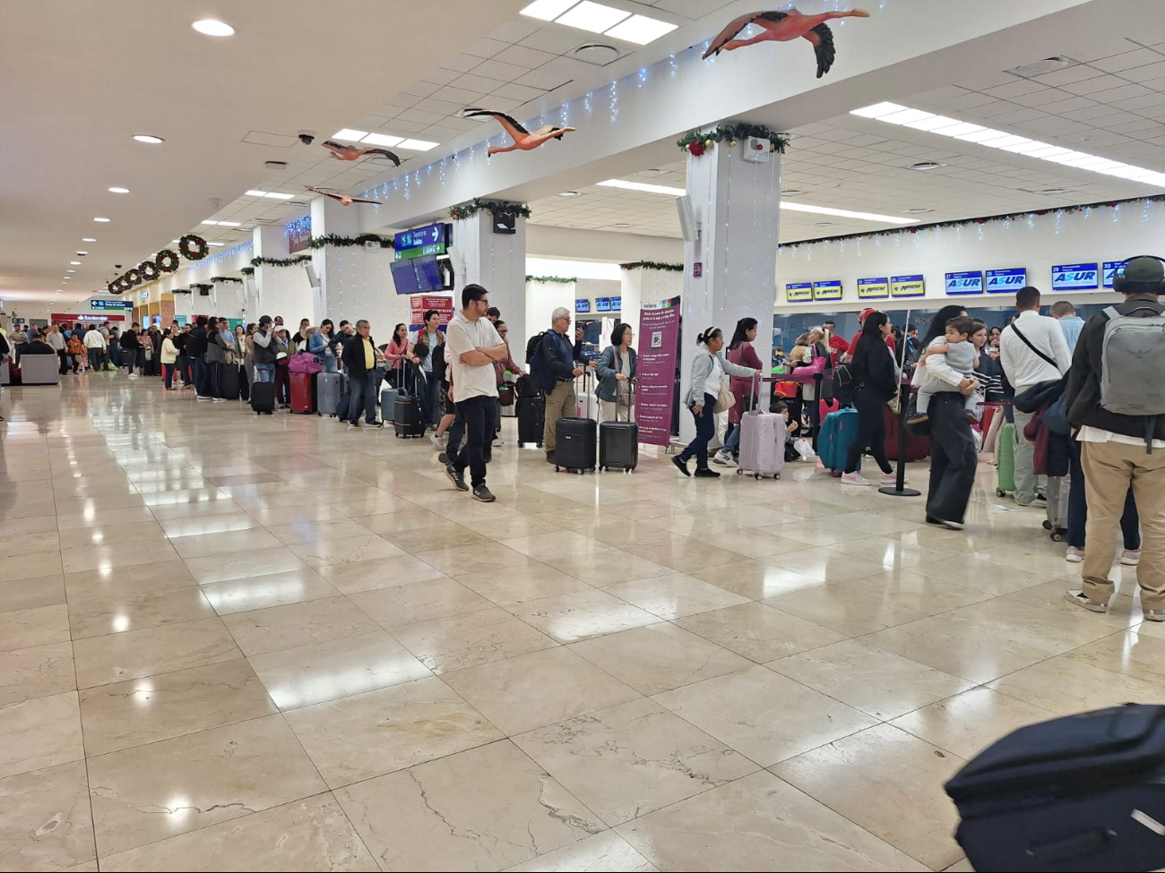 Hay largas filas de pasajeros en el aeropuerto de Mérida