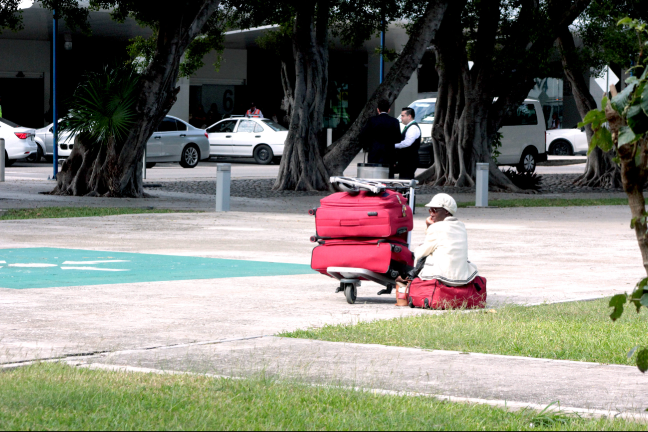 La joven francesa, alejada de la gente, tiene dos semanas en el aeródromo y no ha podido contactar a sus familiares en Cancún