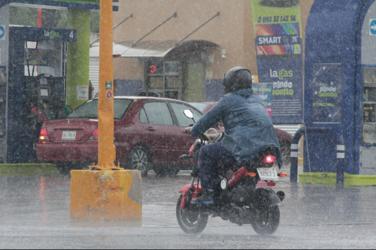 Las lluvias tomaron de sorpresa a varios conductores mientras estaban de camino a sus actividades