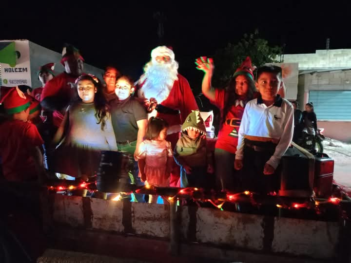 Los pobladores donaron juguetes para que fueran repartidos por Papá Noel entre los menores durante Nochebuena y Navidad para alegrar a los menores.