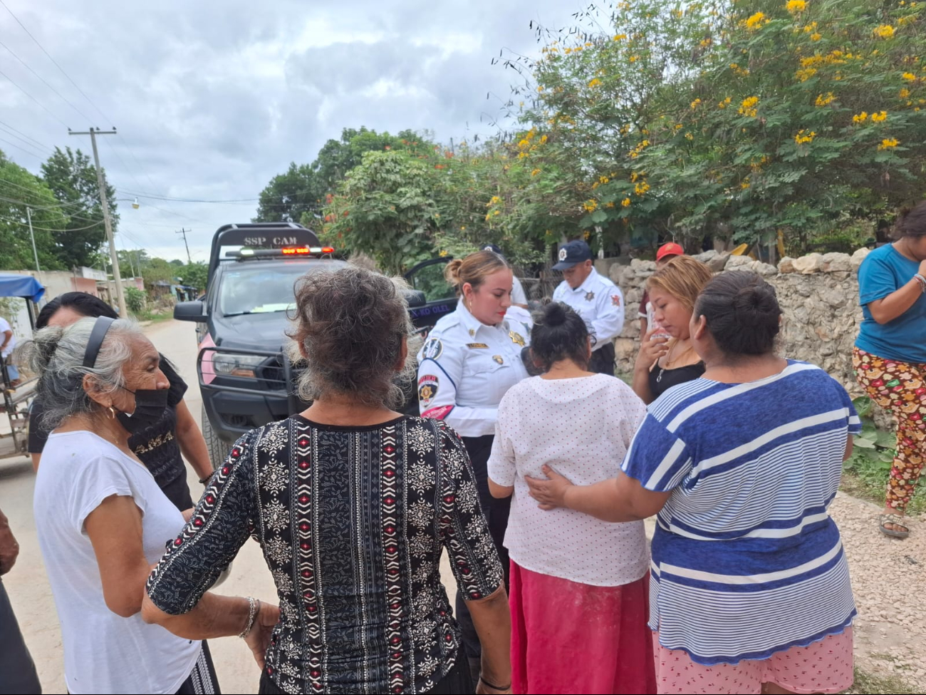 Madre llega histérica al palacio municipal denunciando el asesinato de su hija por su hermano Jairo