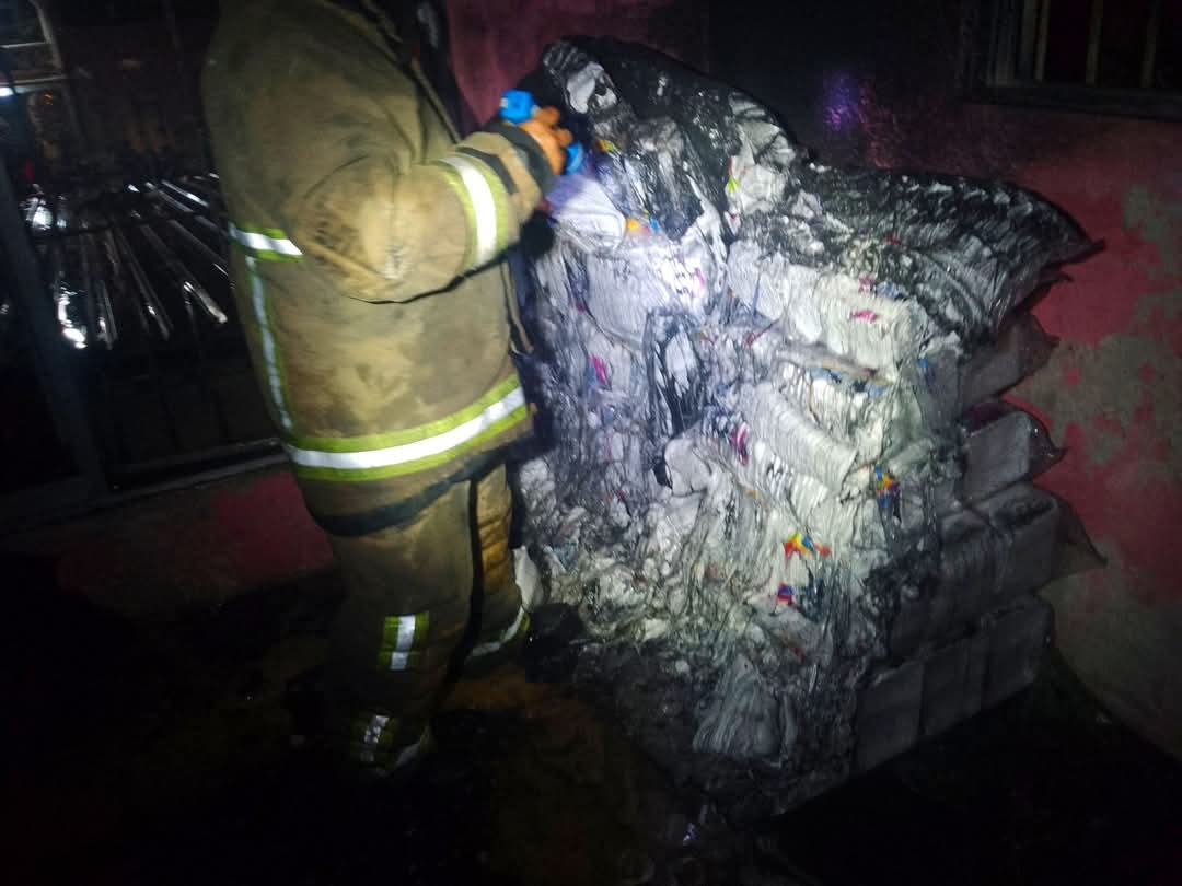 Solo hubo pérdidas materiales en la bodega del comercio de pollos asados