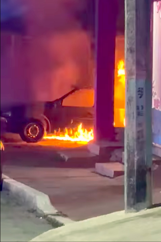 Un petardo cayó en un auto en Chetumal, y fue consumido por el fuego