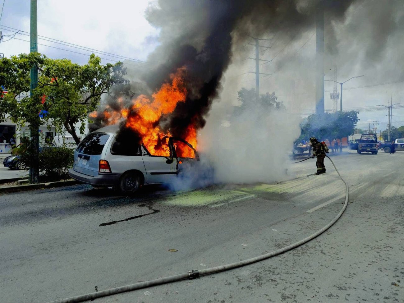 Bomberos atienden dos incendios de una camioneta y una vivienda en Cancún