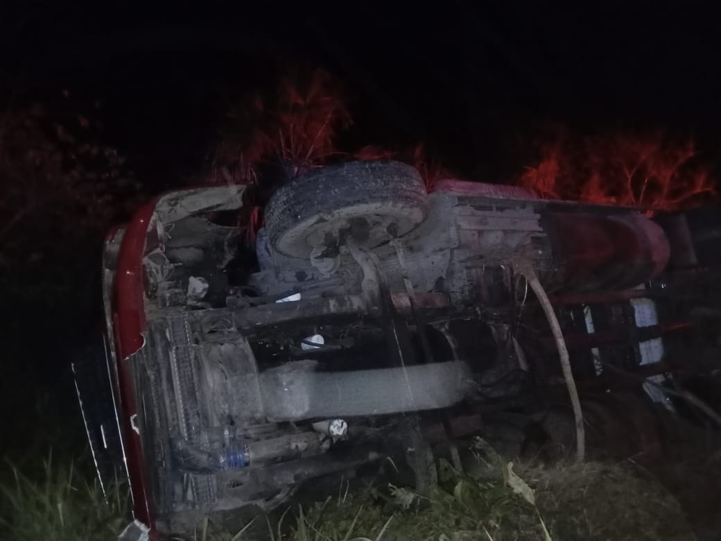 El tráiler quedó atrapado entre la maleza a un costado de la vía.