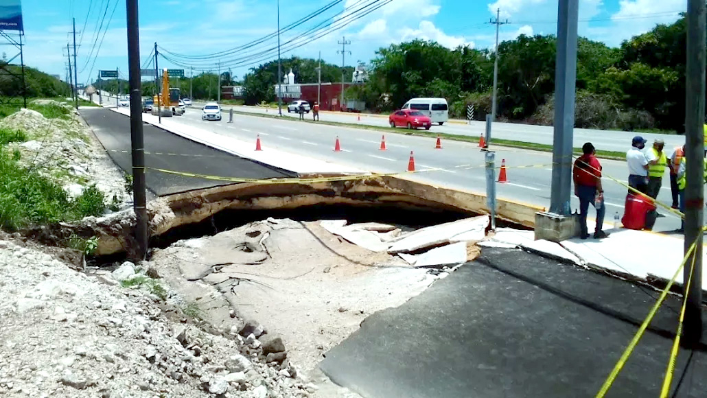 Entre los remedios, se sugiere un puente que cruce por esa parte de la Carretera Federal 307, evitando el río subterráneo