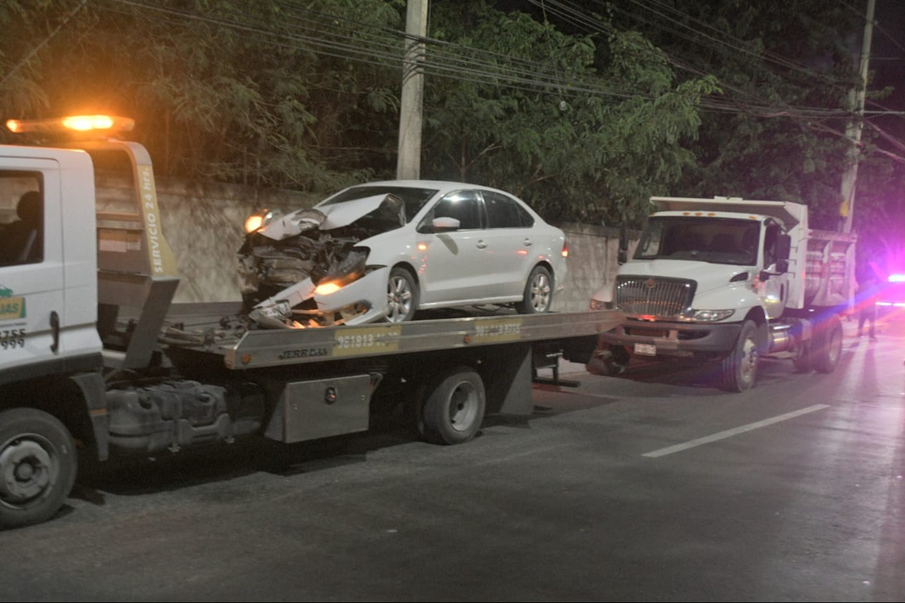 Familia menonita sufrió una crisis nerviosa tras estamparse con un volquete en la Avenida López Portillo