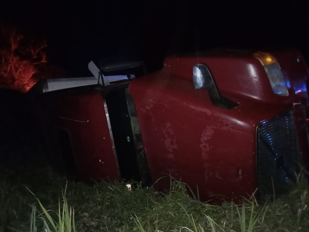 Vuelca tráiler cargado con aires acondicionados en la Carmen-Campeche; chofer, lesionado