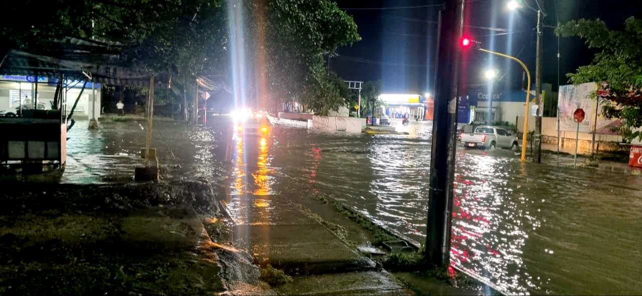 Varios vehículos resultaron dañados, ya que se ignoraron los riesgos por las inundaciones