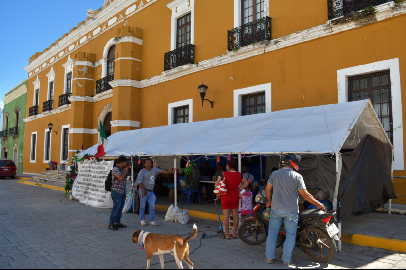 Protesta en Ayuntamiento de Campeche supera 100 días sin avances