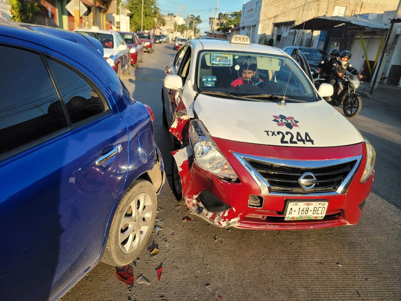 Fuerte choque entre particular y taxi en Ciudad del Carmen