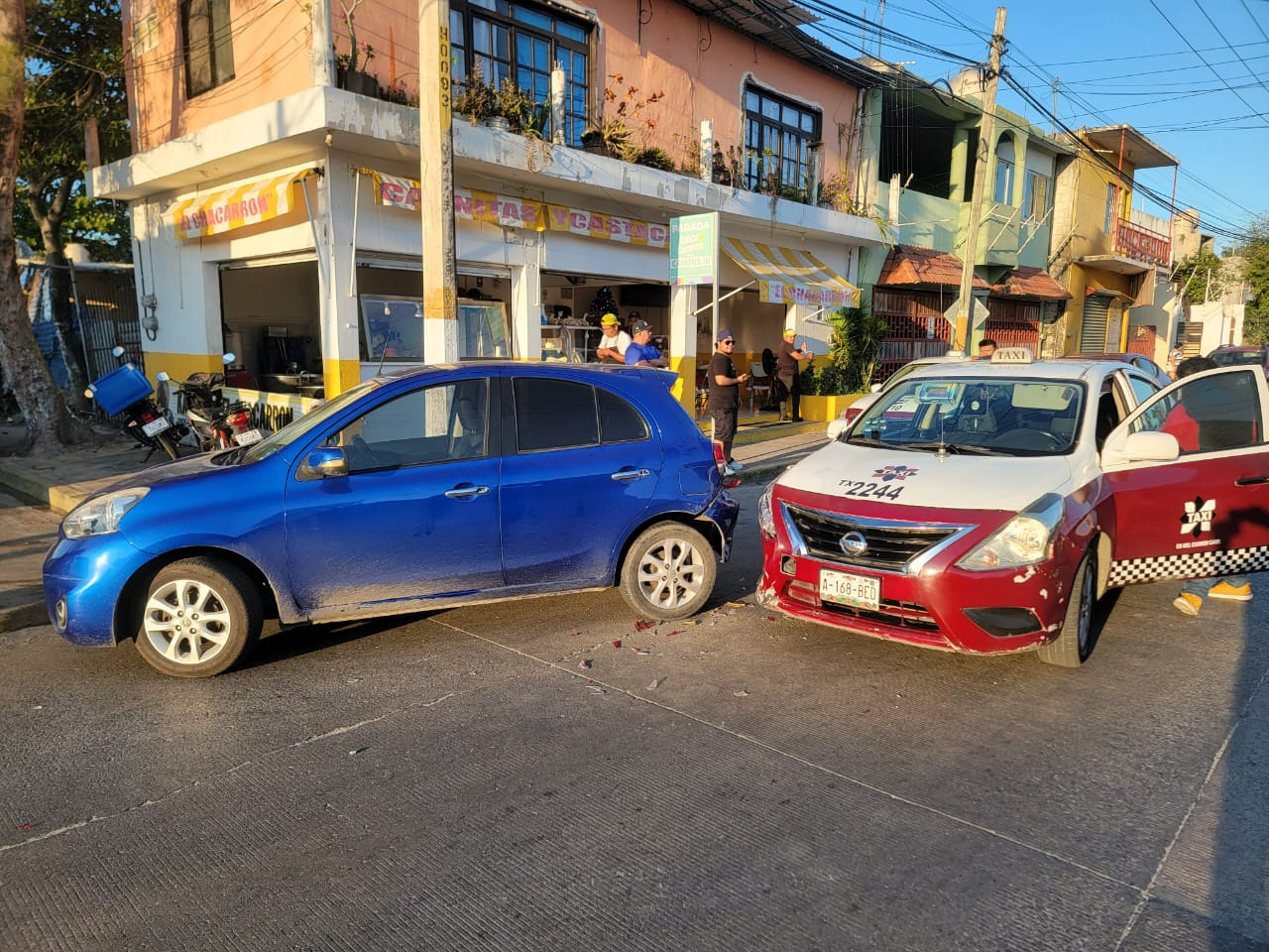 Fuerte choque entre particular y taxi