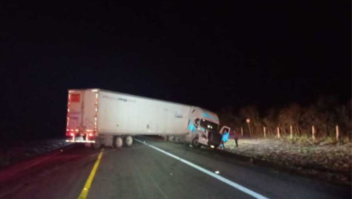 La carretera fue cerrada temporalmente mientras las autoridades realizaban labores de rescate