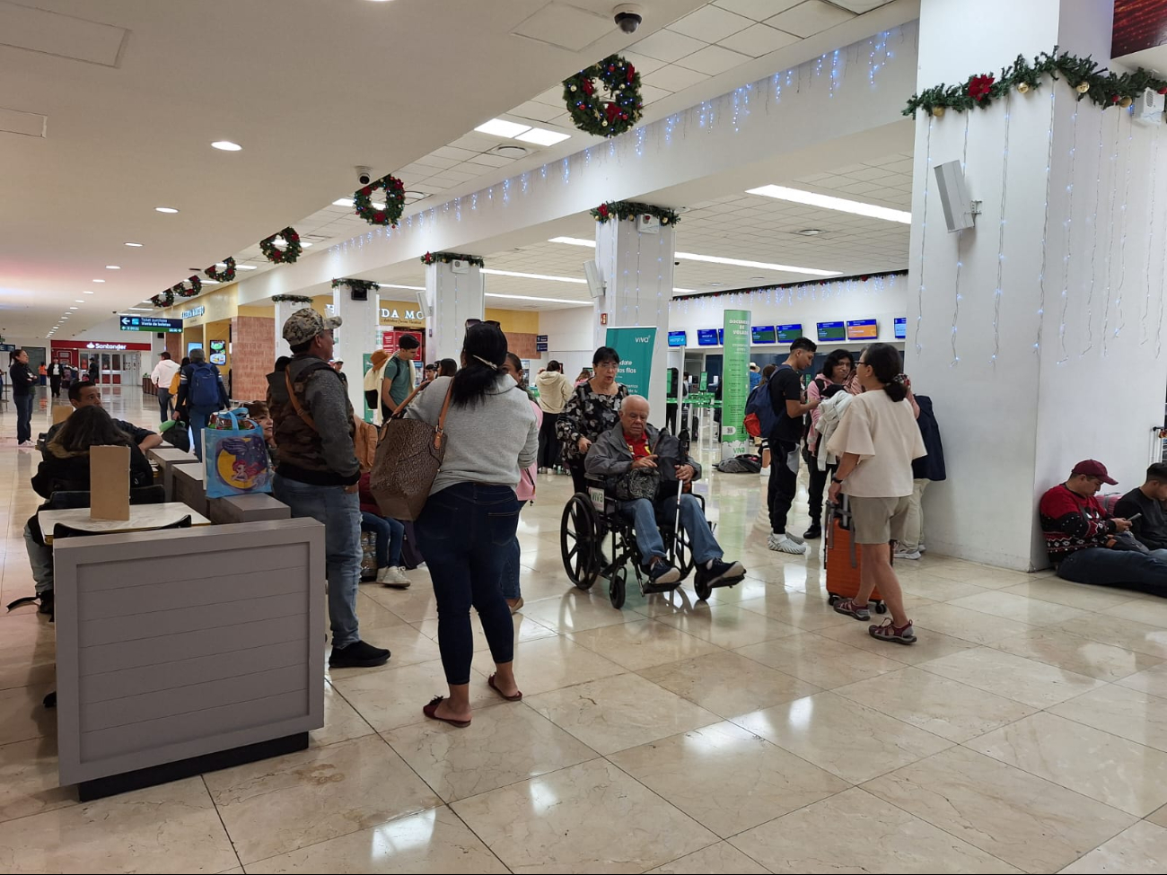 La sala de espera del aeropuerto se llenó debido a los retrasos