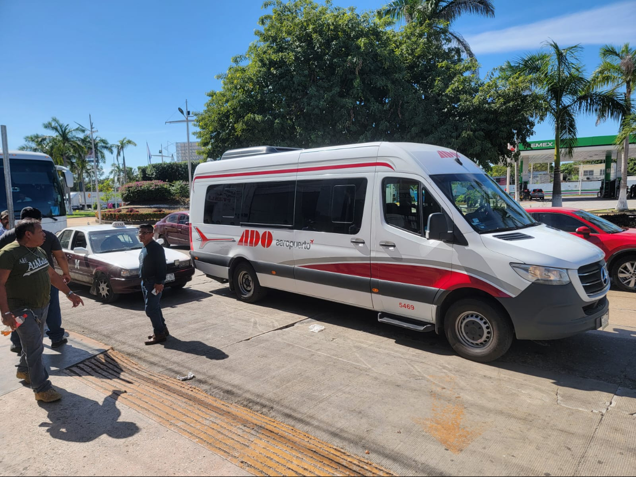   Choque entre taxi y camioneta de ADO provoca intenso tráfico en Ciudad del Carmen  