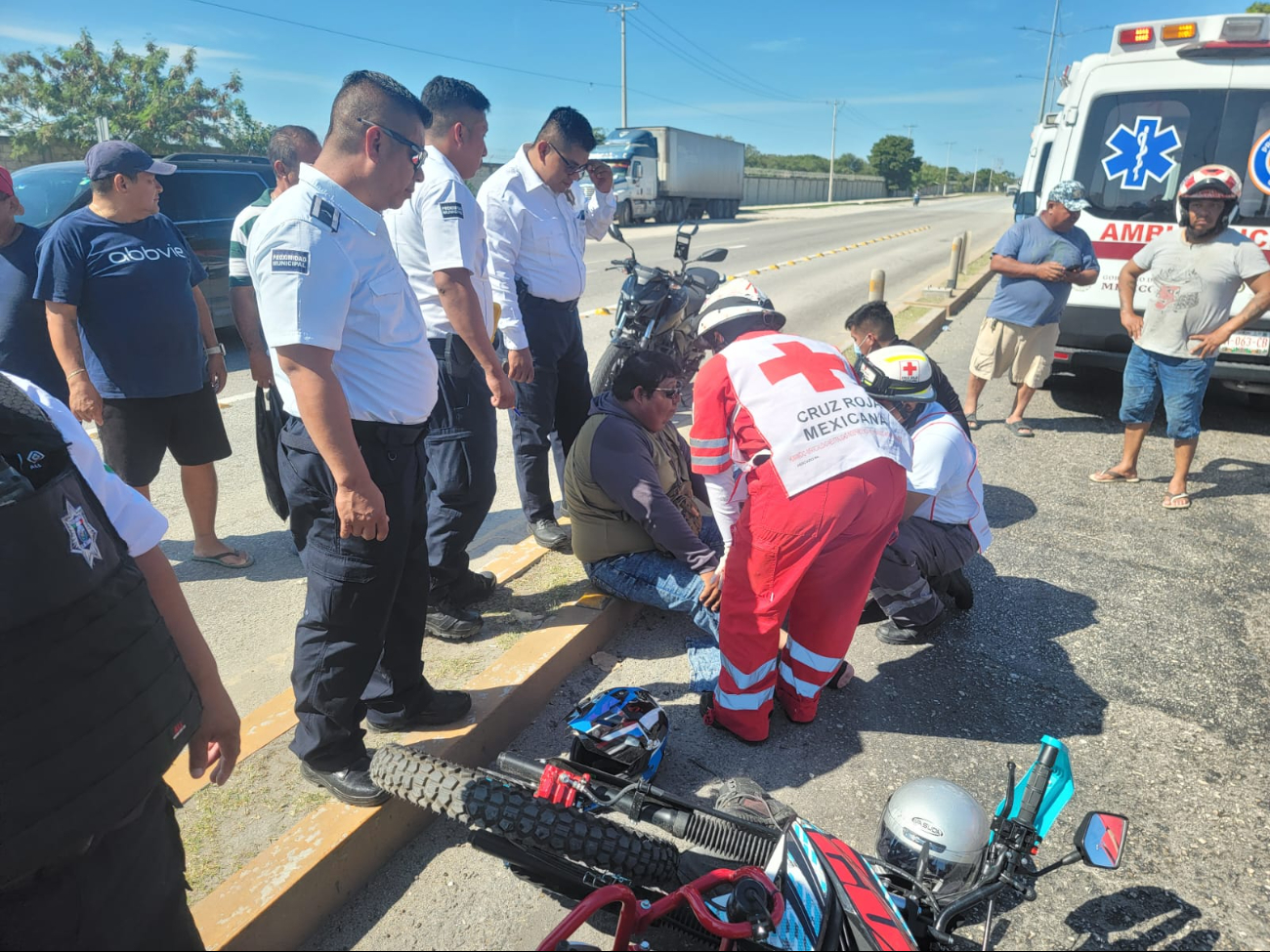 Un accidente de dos motocicletas en la Belisario Domínguez dejó tres lesionados y daños materiales cuantiosos