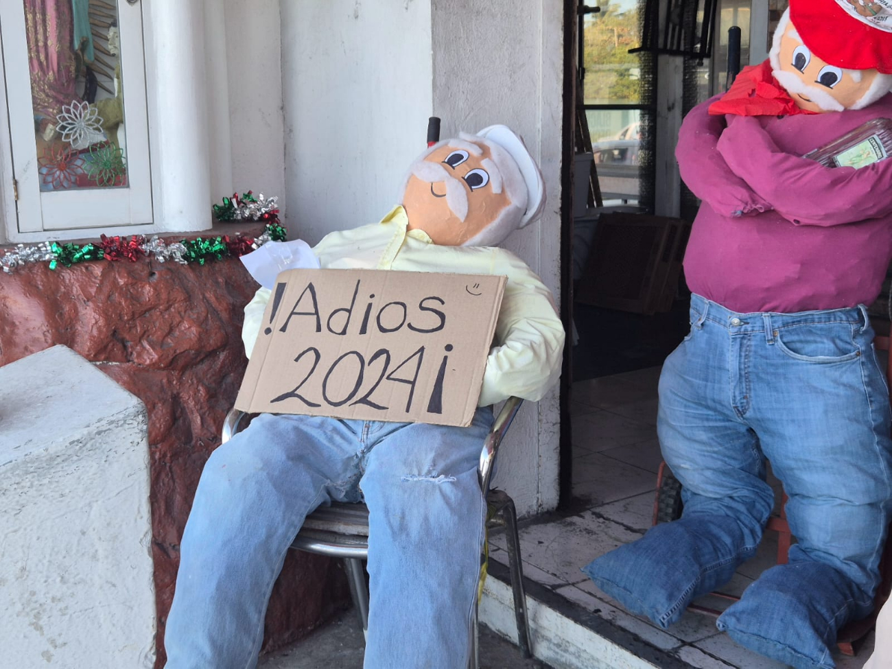 A los monigotes, hechos de trapo y ropa vieja, les introducen pirotecnia, pero se colocan en lugares seguros para evitar incendios, siendo vigilados por adultos durante la quema