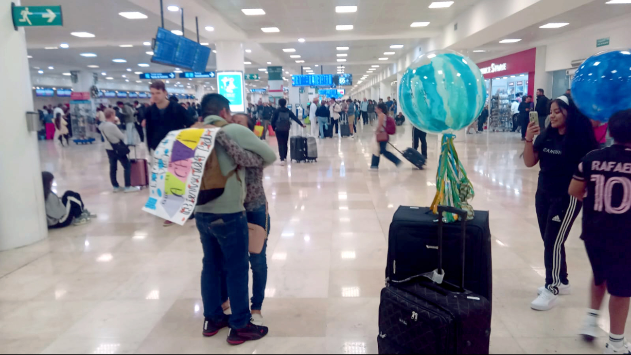 Emotivo reencuentro en el aeropuerto de Cancún: Guatemalteco se reúne con su familia  después de 25 años