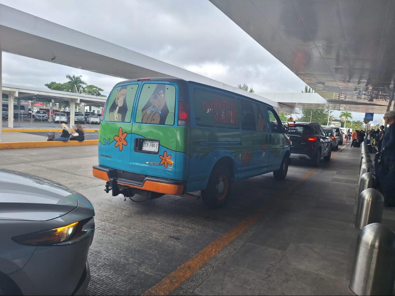 La camioneta es una réplica de la Máquina del Misterio