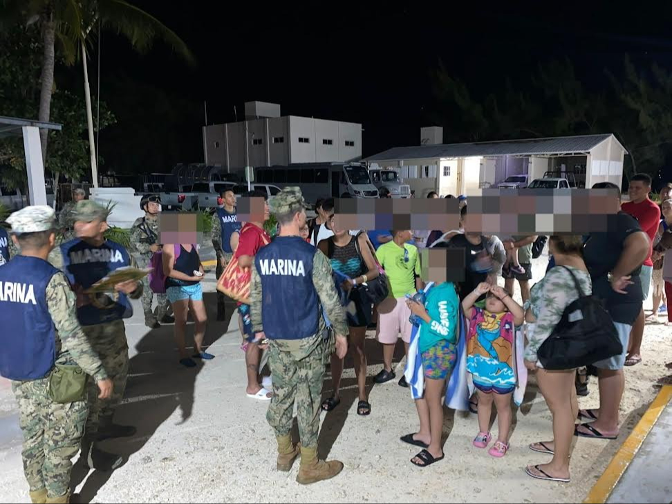 Rescatan a 38 turistas nacionales tras quedarse a la deriva en Isla Mujeres