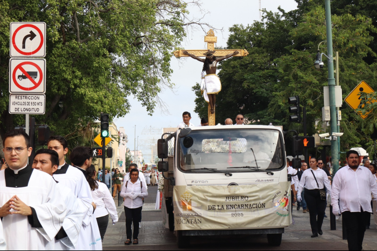 La procesión partió de la iglesia de Santa Ana hacia la Catedral de Mérida