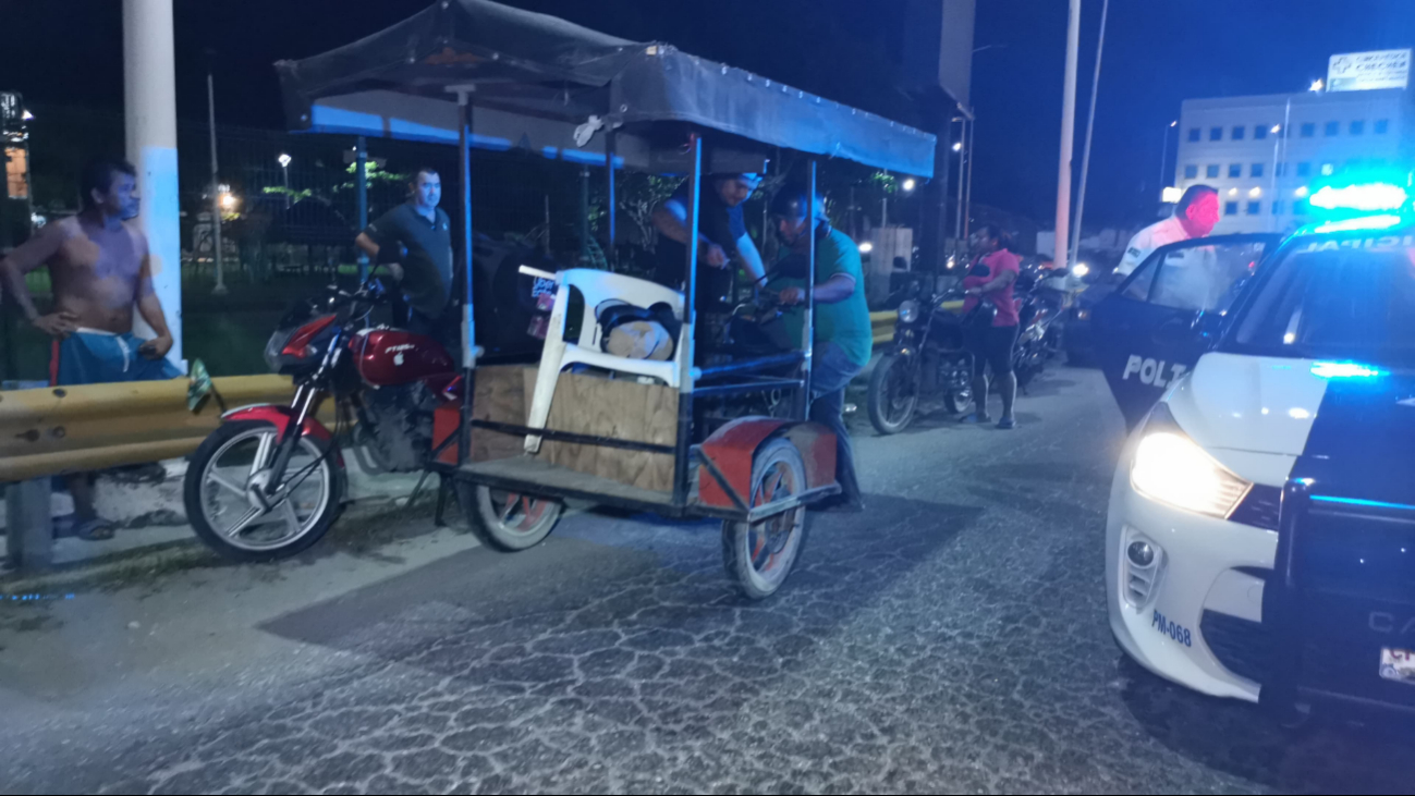 Vuelca tricimoto en Carmen; un hombre terminó con fractura y el conductor ebrio huyó