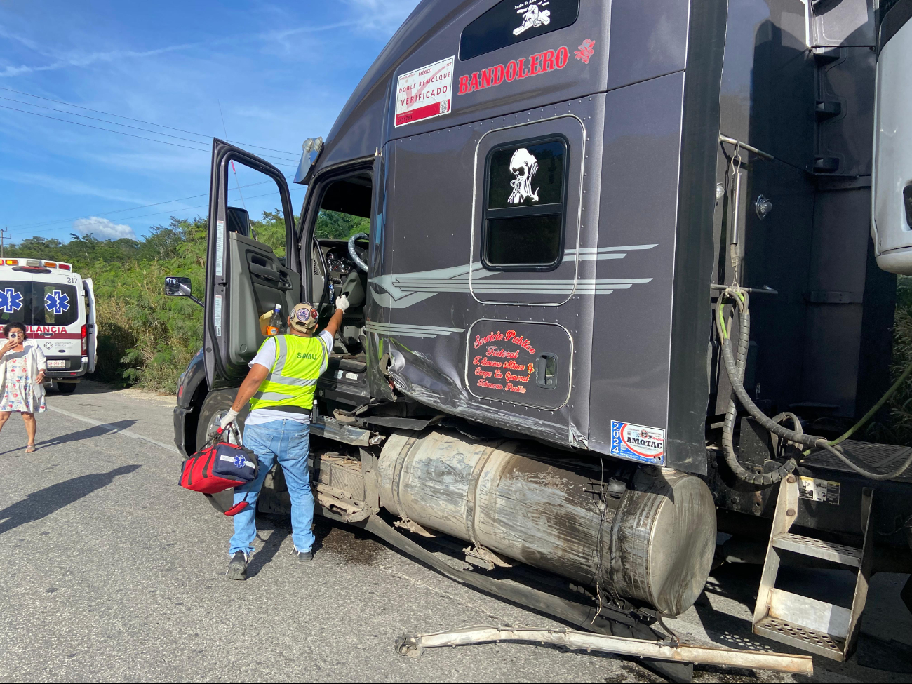 El accidente ocurrió a las 15:00 horas, cuando el chofer del tráiler perdió el control e invadió el carril contrario