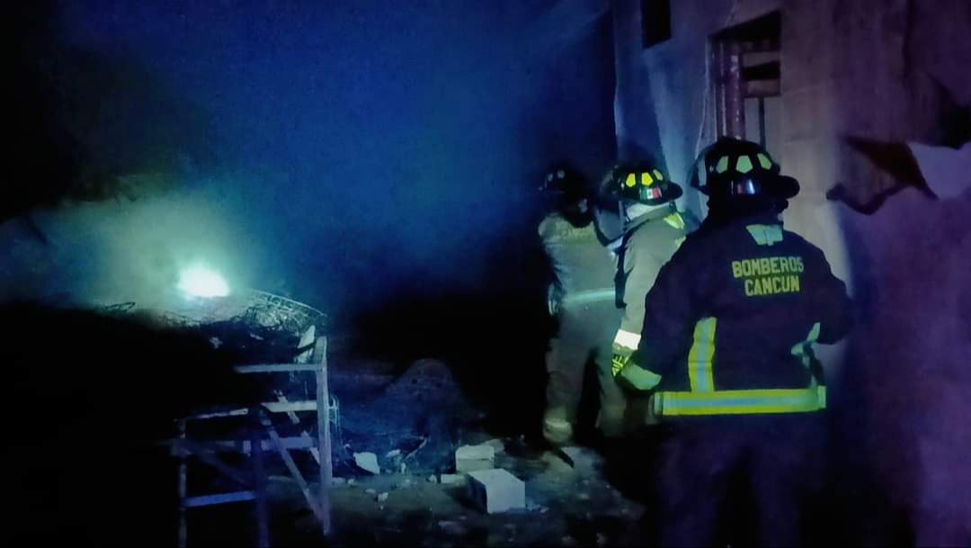 Se incendia inmueble en la colonia El Milagro de Cancún