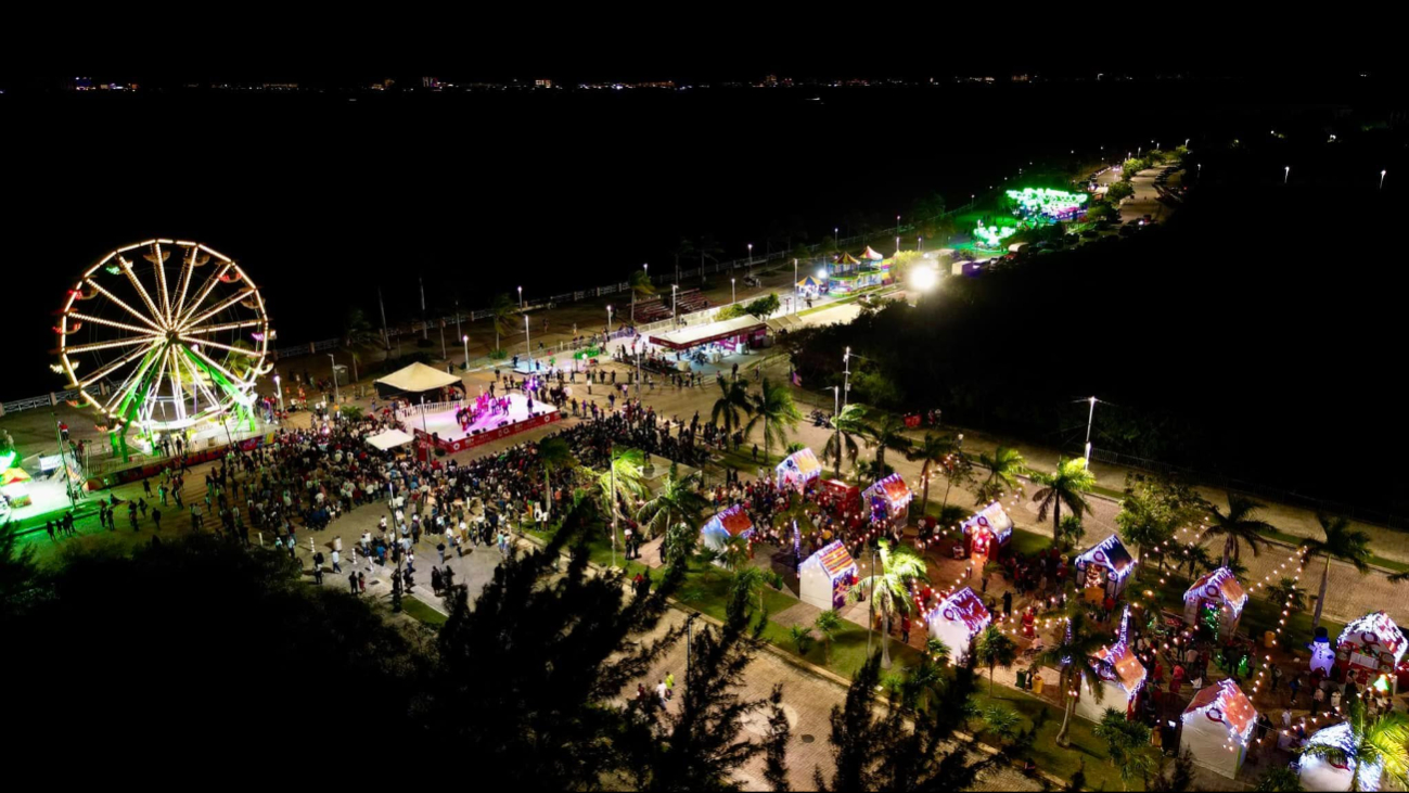 En la Villa Cancún se pueden encontrar desde puestos, pista de patinaje hasta la rueda de la fortuna