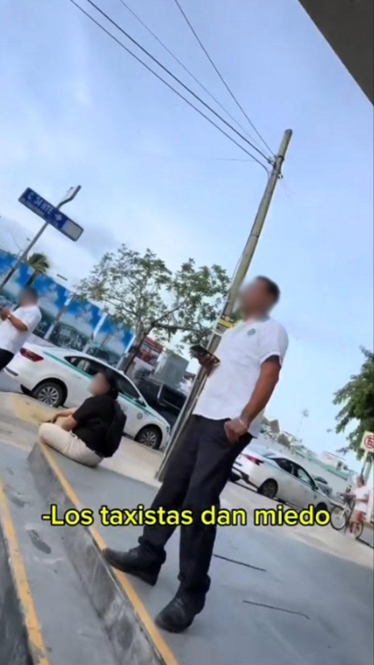 Entre 4 taxistas, rodearon al joven y su familia para asustarlos y evitar que se fueran