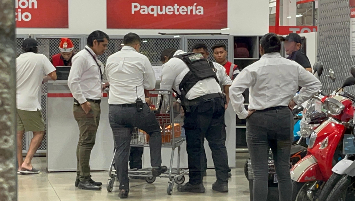 Los guardias de seguridad interceptaron al hombre y llamaron a las líneas de emergencia