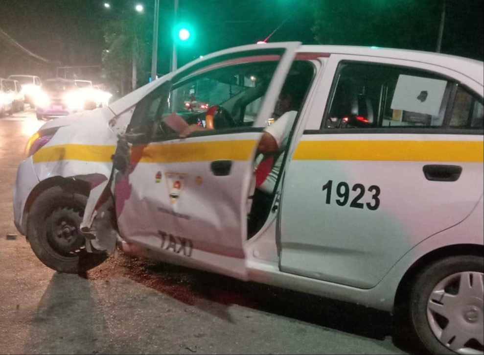 Taxista ocasiona choque en Chetumal por la colonia Arboledas.