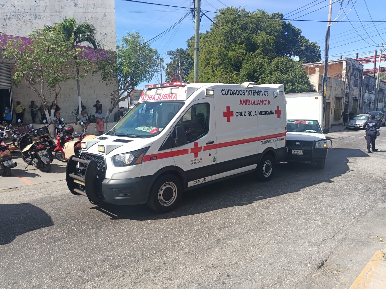 Una ambulancia de la Cruz Roja Mexicana fue chocada por una camioneta repartidora de hielo