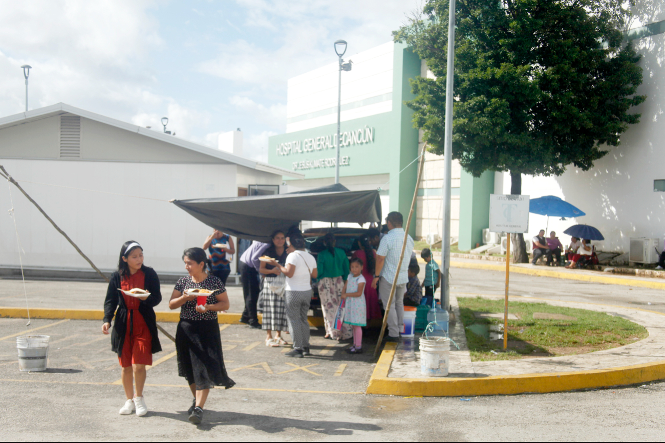 Agradecidos, los familiares se acercaron para recibir los alimentos caseros