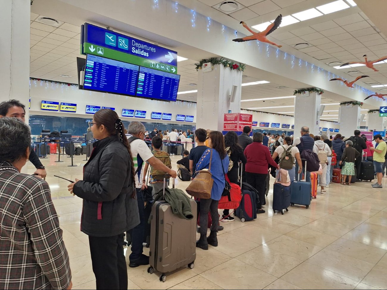 El aeropuerto de Mérida luce repleto de pasajeros