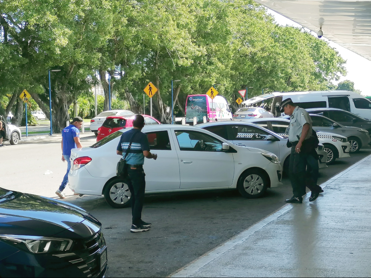 Alistan nuevas medidas contra transportistas “pirata" por casos de acoso en el aeropuerto de Cancún  