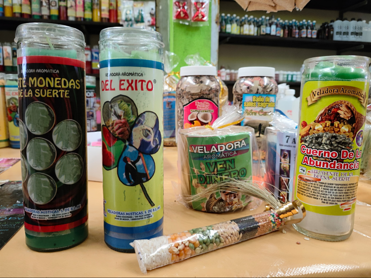 Los amuletos para el dinero, borreguitos para la suerte y veladoras de la abundancia son los productos más populares