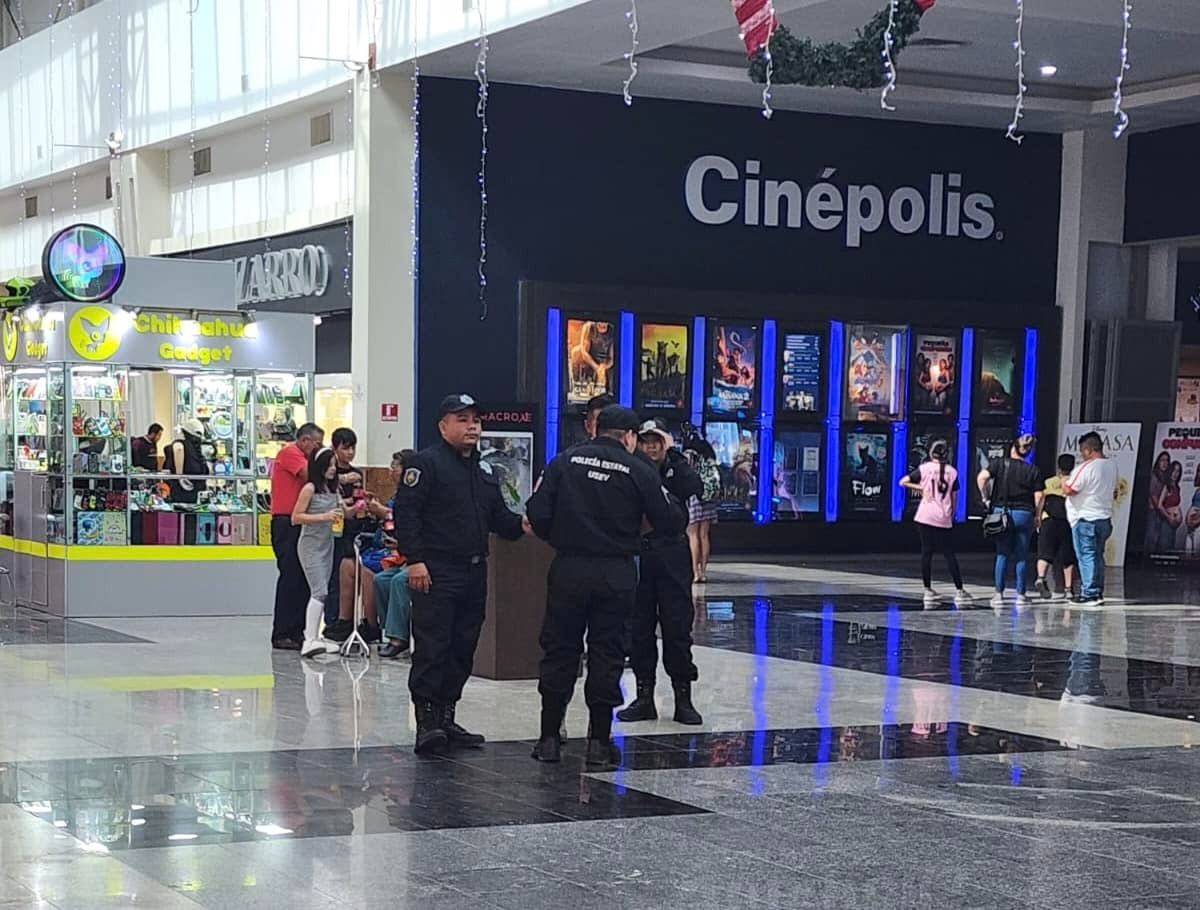 Presunto exmilitar continúa viviendo en el interior de un Cinépolis en Chetumal.