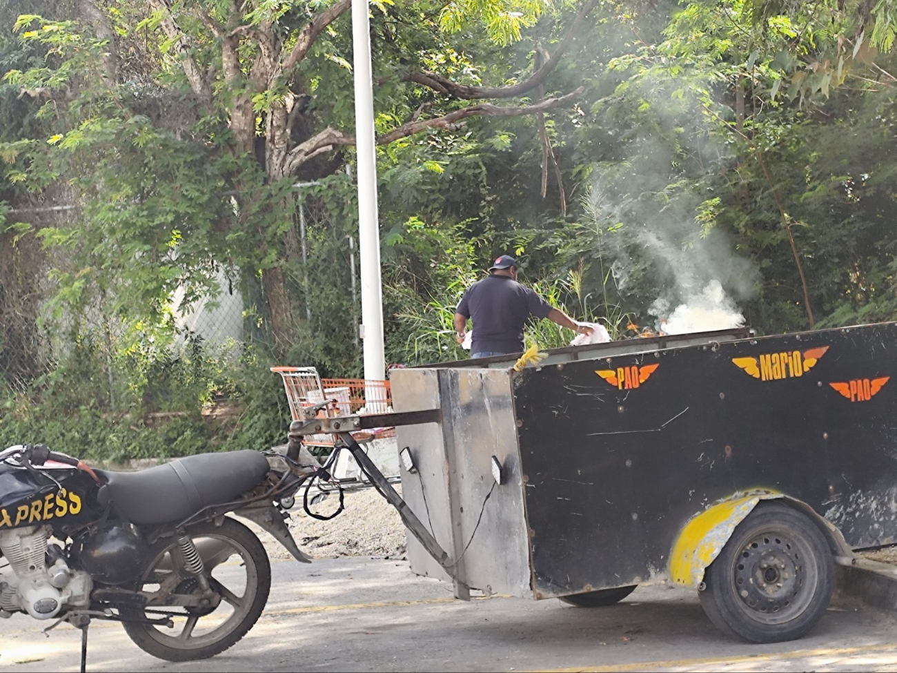 Presunto trabajador de Chedraui es avistado quemando basura.