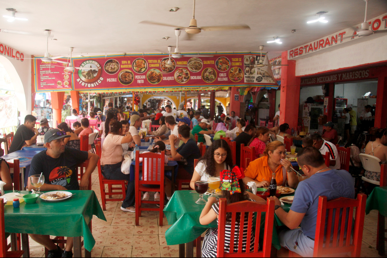 Restaurantes del centro lucen llenos, principalmente de mexicanos que disfrutan la gastronomía, parques y balnearios