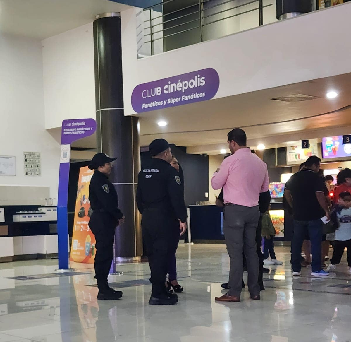 Trabajdores de Cinépolis aseguran que el individuo continúa en el interior de las instalaciones.