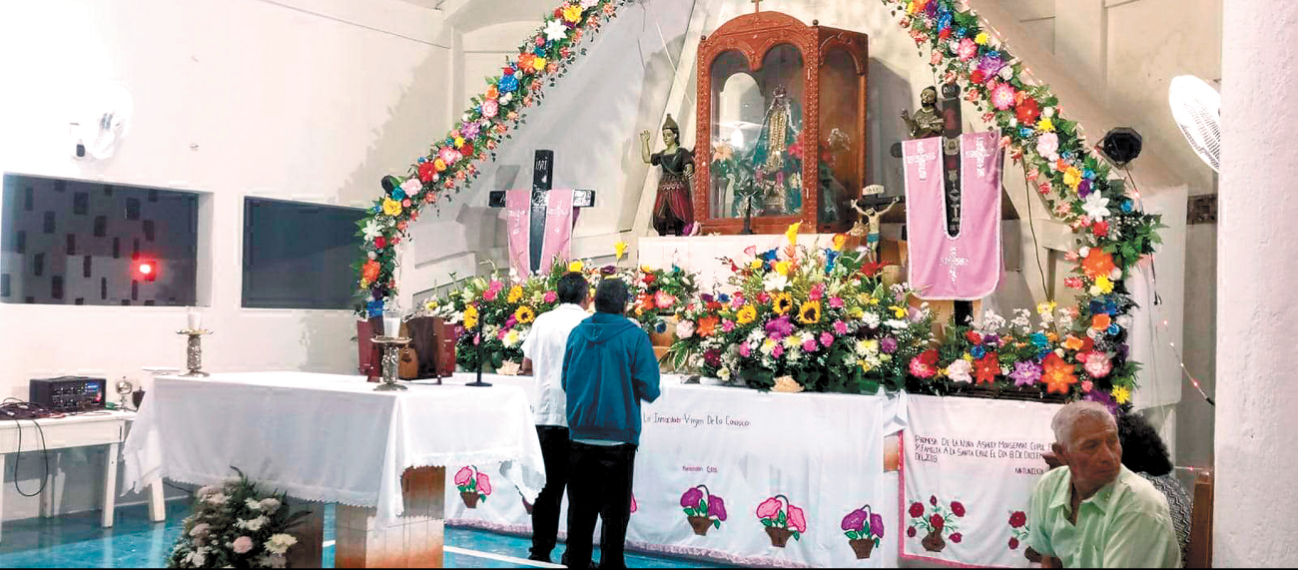 Durante la acostumbrada feria de diciembre, los oradores elevan plegarias y presentan obsequios a la Virgen, rituales impregnados de la cosmovisión local.