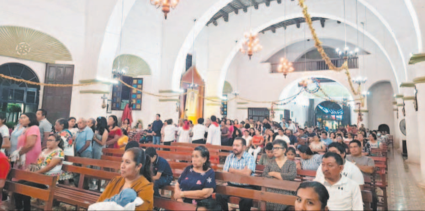 En Hecelchakán los feligreses se unieron en oración hacia los fieles calkinienses.