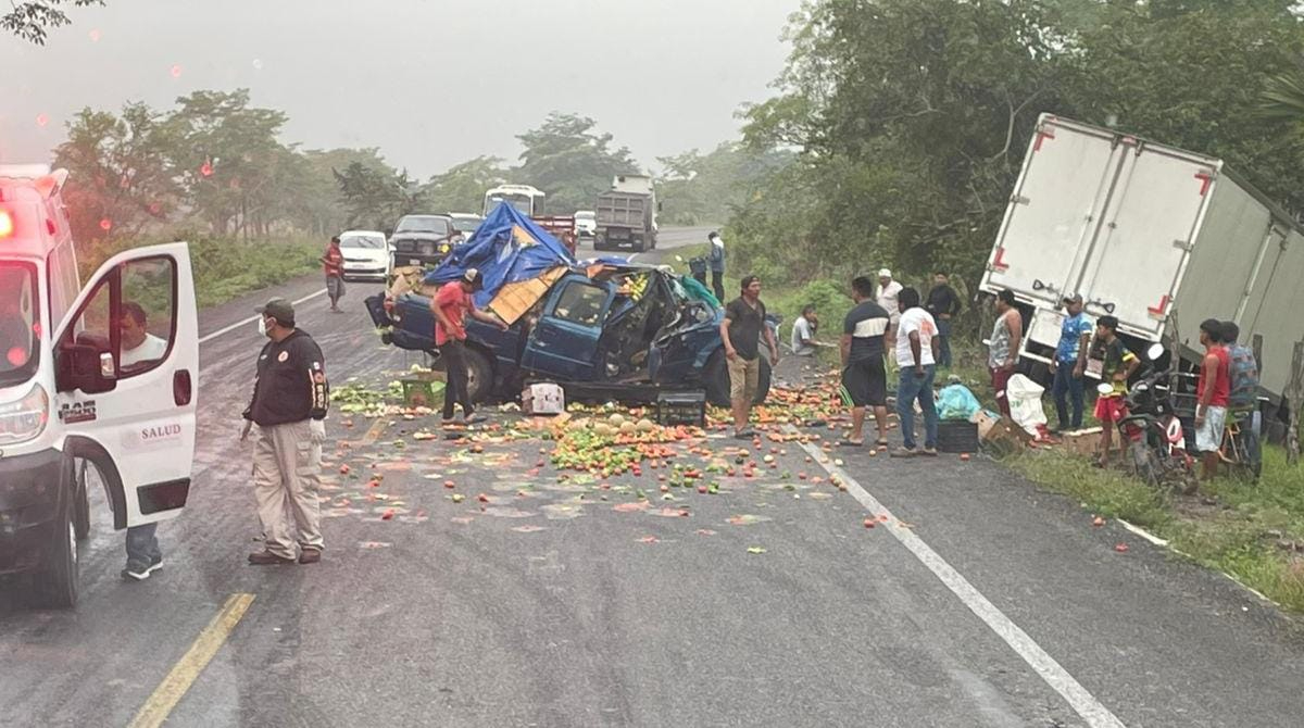 Un vendedor de frutas perdió la vida al estrellarse su camioneta contra un tráiler en el tramo Nuevo Progreso-Ciudad del Carmen