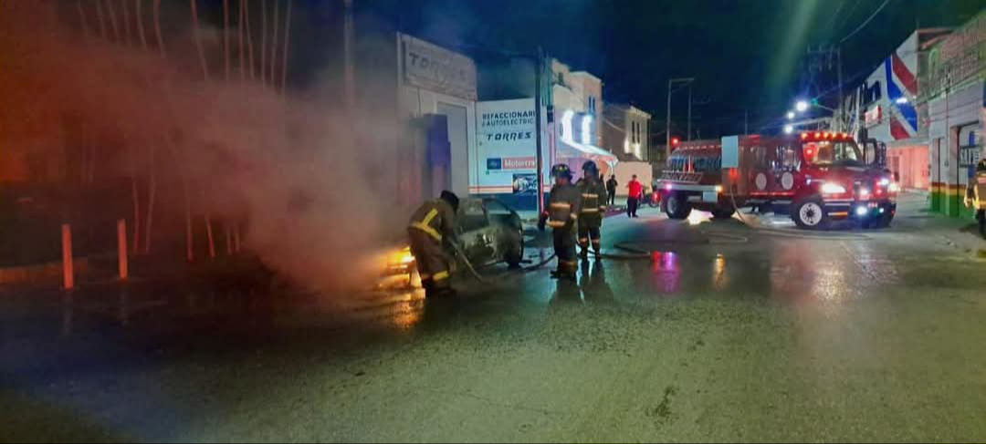 Al sitio acudieron miembros del cuerpo de bomberos para controlar la situación.