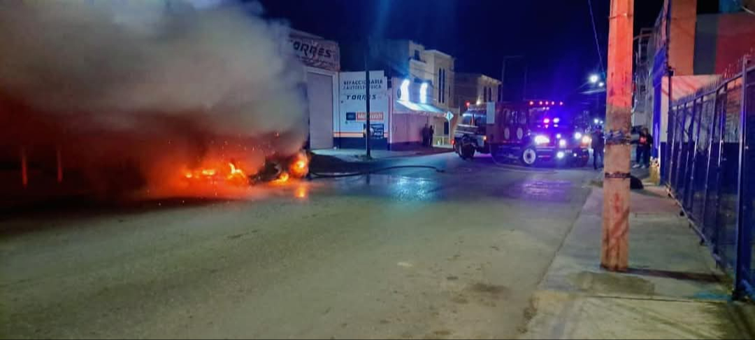 Auto en Cancún es consumido por el fuego en la Región 92.