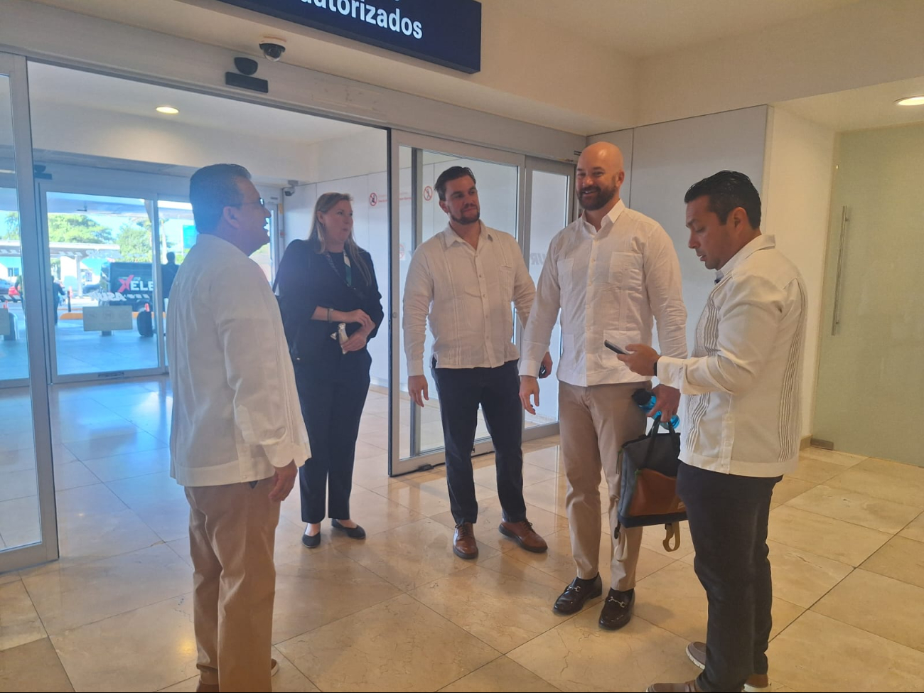 Autoridades recibieron a Ken Salazar en el aeropuerto de Mérida