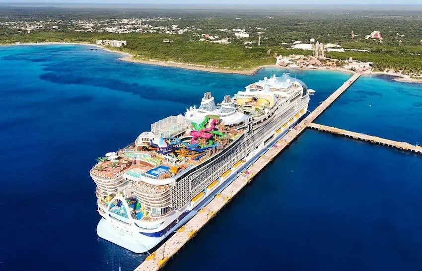 Cobro de impuestos a visitantes en Quintana Roo mediante cruceros preocupa a comerciantes.